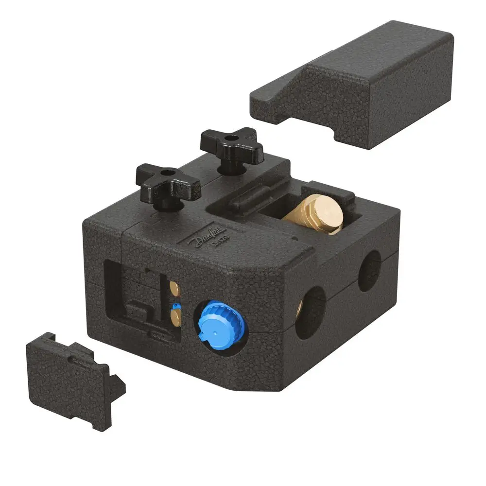 Schwarze Isolierung mit verschiedenen Ausschnitten und blauen Einstellelementen, die zu einem Anschluss-Set von Danfoss gehört. Teile sind abnehmbar.